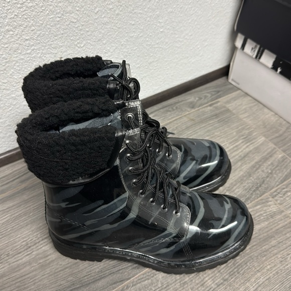 Kenneth Cole Women's Rain Lace Up Cozy Boot - Picture 4 of 5